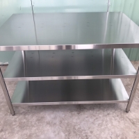 BÀN THAO TÁC CÓ 02 KỆ PHẲNG DƯỚI