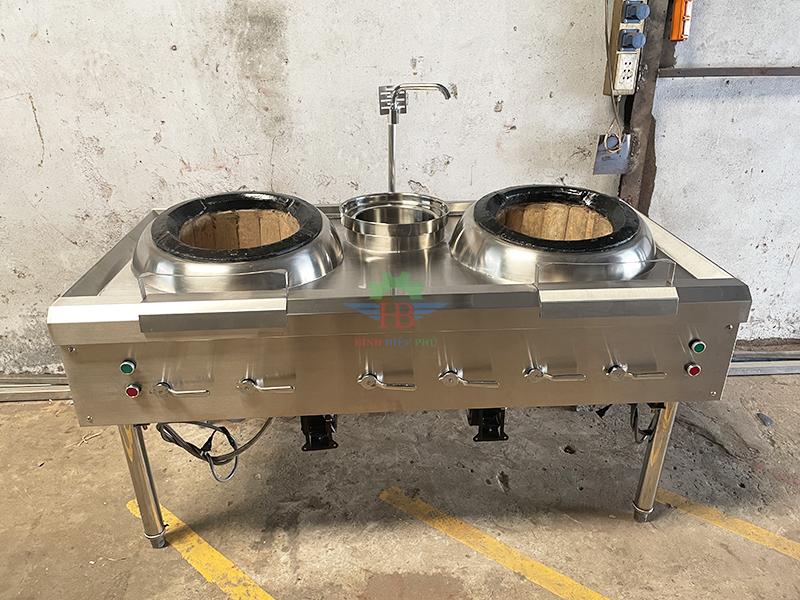 Bếp Á gas quạt thổi là một trong các loại bếp khè công suất lớn, sử dụng quạt tăng áp để tạo ngọn lửa cực mạnh, giúp tối ưu tốc độ ra món cho nhà hàng đông khách.